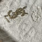 گل سینه ysl طرح دار