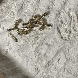 گل سینه ysl طرح دار