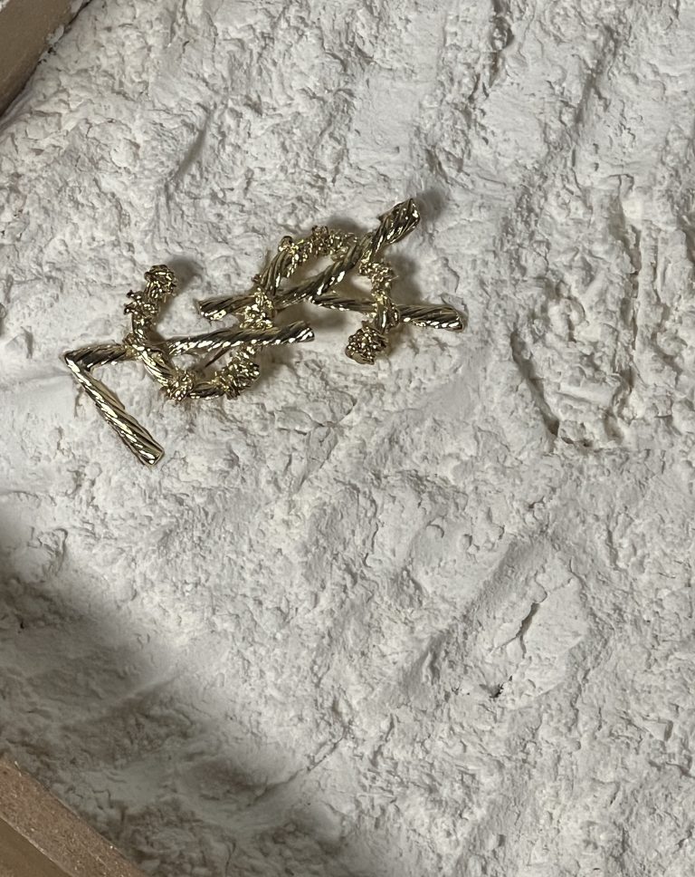 گل سینه ysl طرح دار