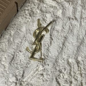 گل سینهysl طرح دار